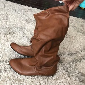 Women’s boots size 9